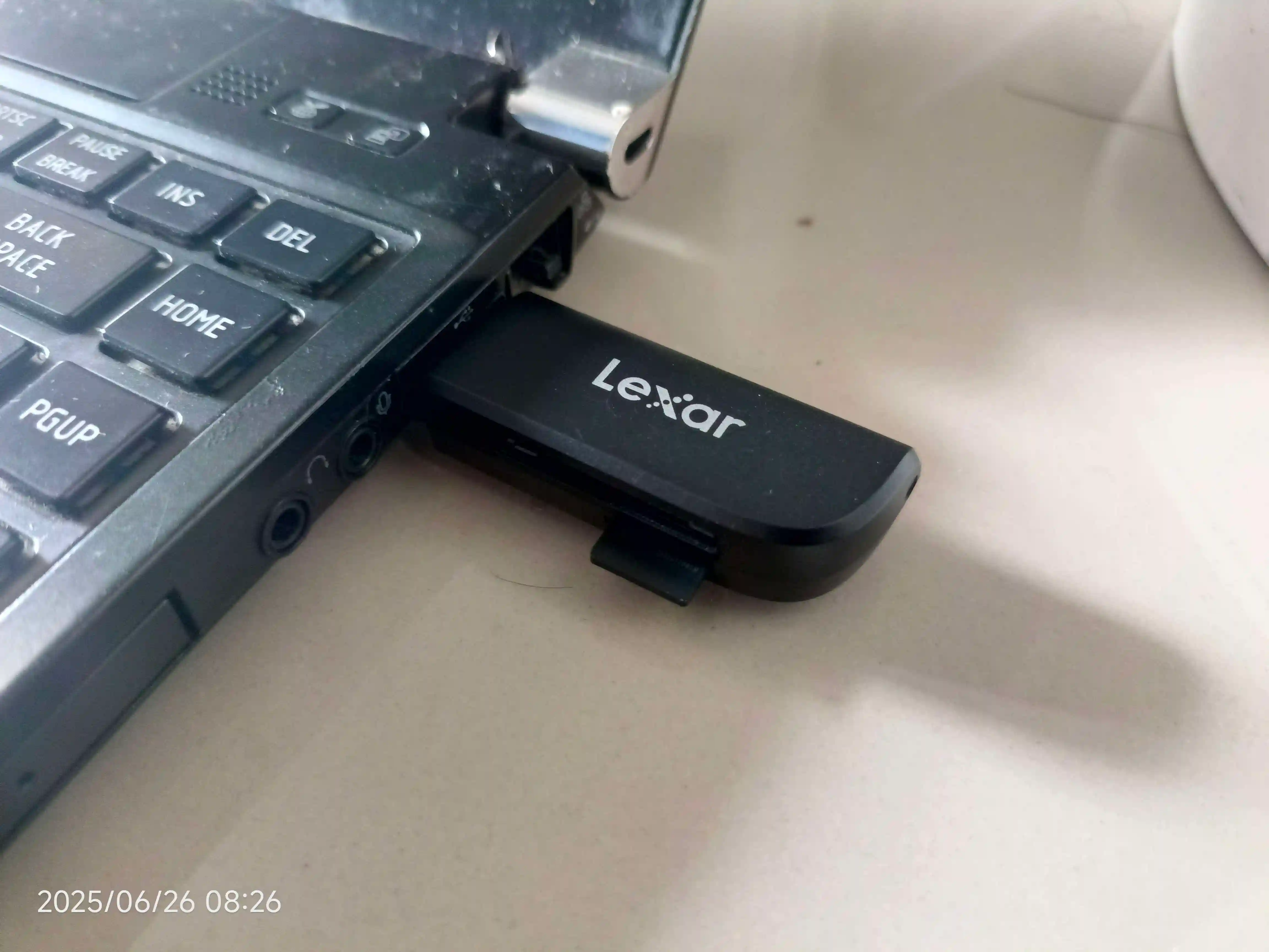 a picture showing the usb plugged in